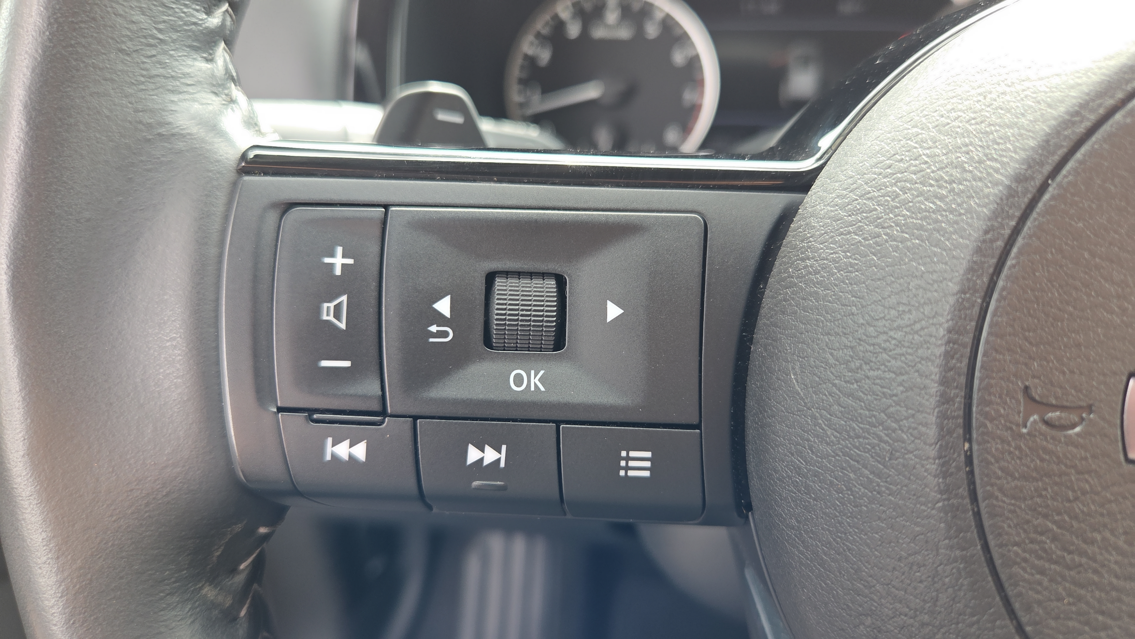 Used 2025 Nissan Pathfinder SL AWD/4WD image 30