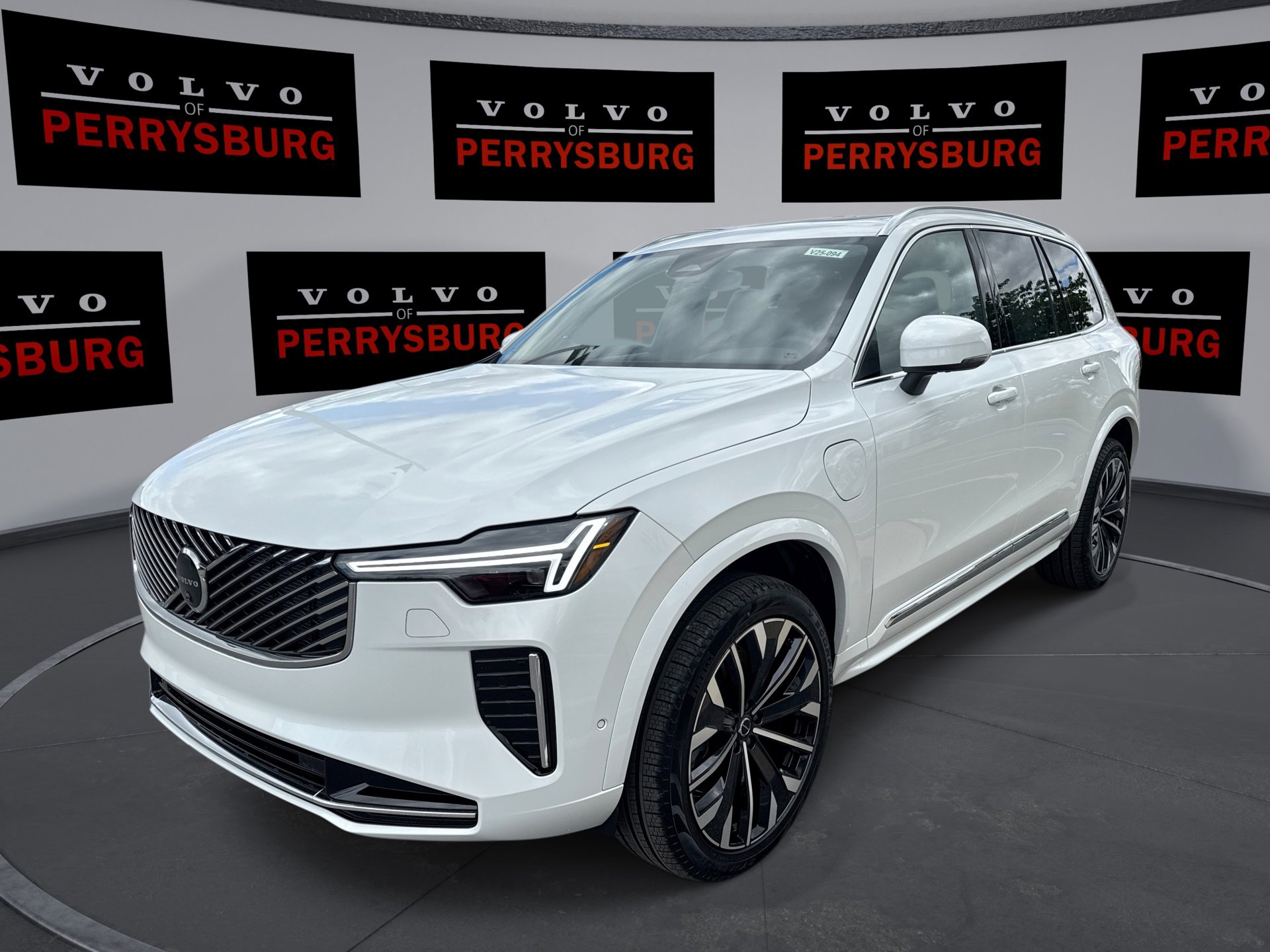 New 2025 Volvo XC90 T8 Plus w/ Protection Package Premier