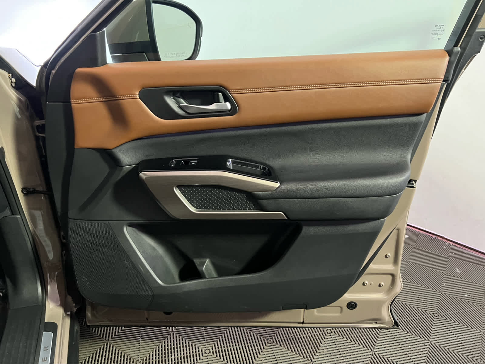 Used 2023 Nissan Pathfinder Platinum image 32