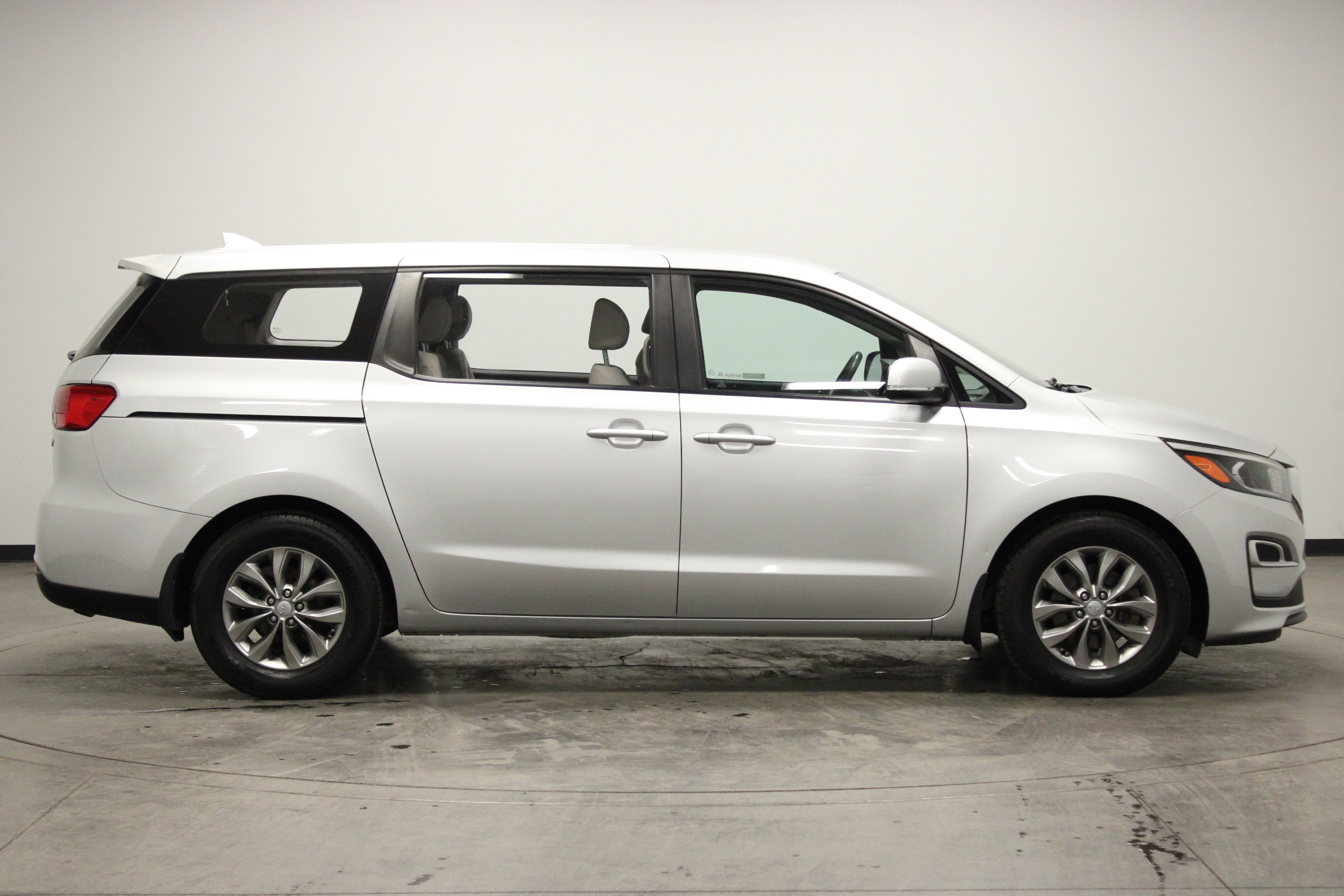 Used 2019 Kia Sedona L image 9