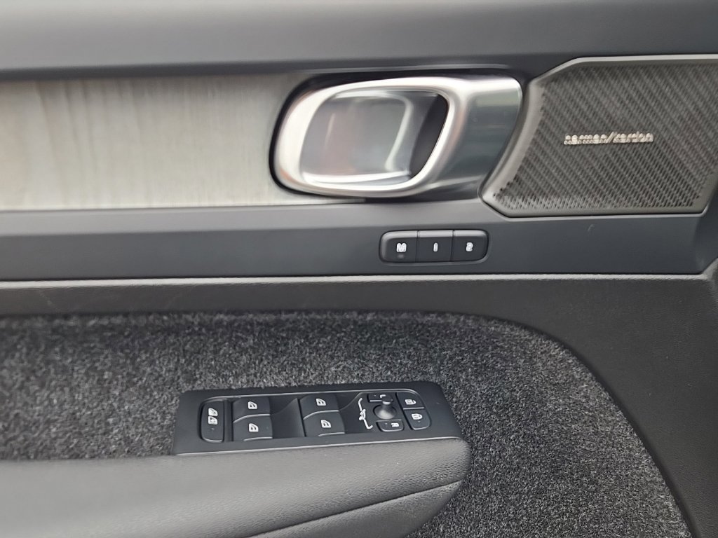 Certified 2025 Volvo XC40 B5 Ultra AWD/4WD image 19