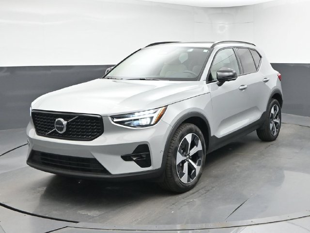 Used 2026 Volvo XC40 B5 Plus AWD/4WD image 3