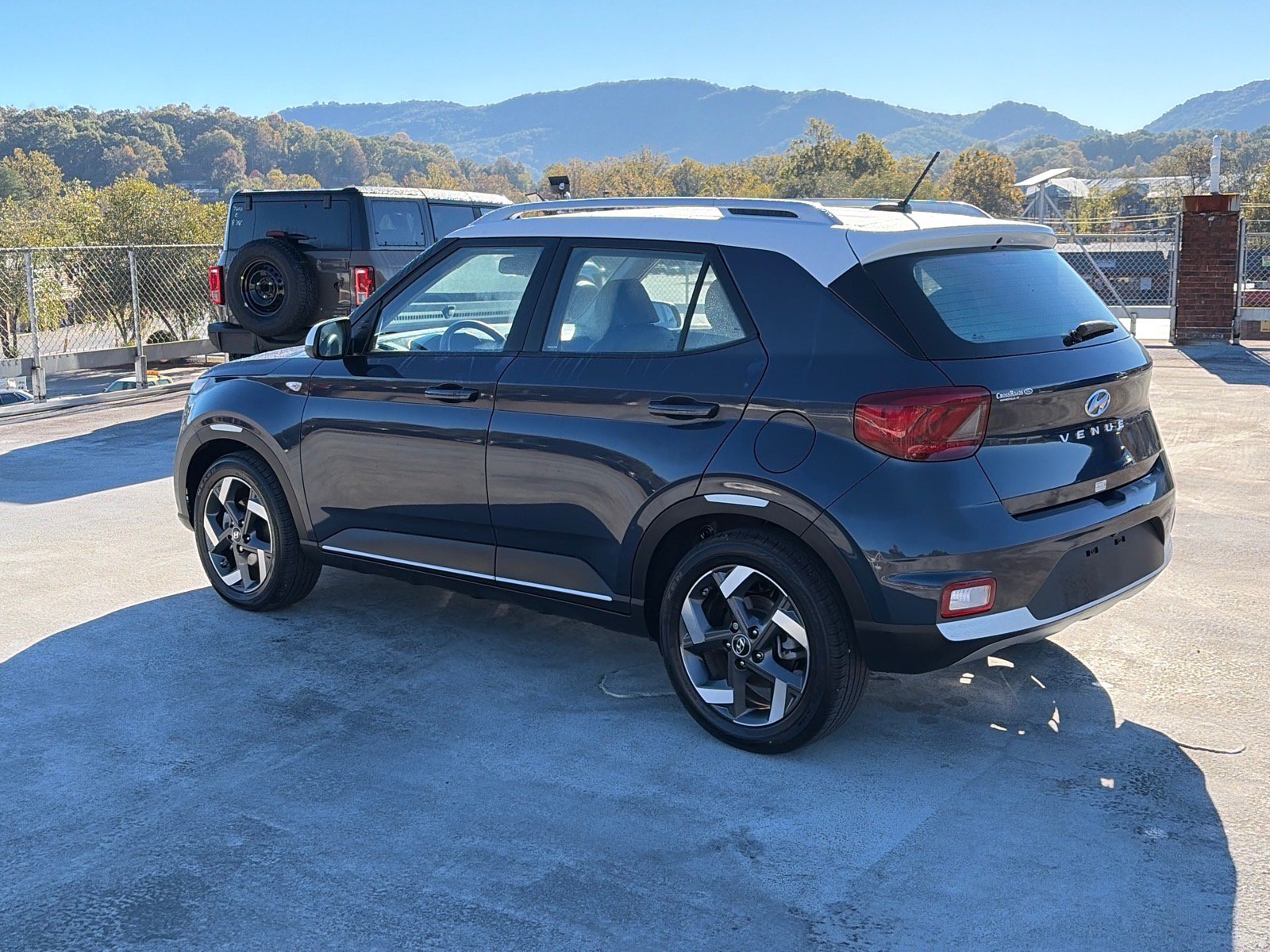 Used 2025 Hyundai Venue Limited FWD image 4