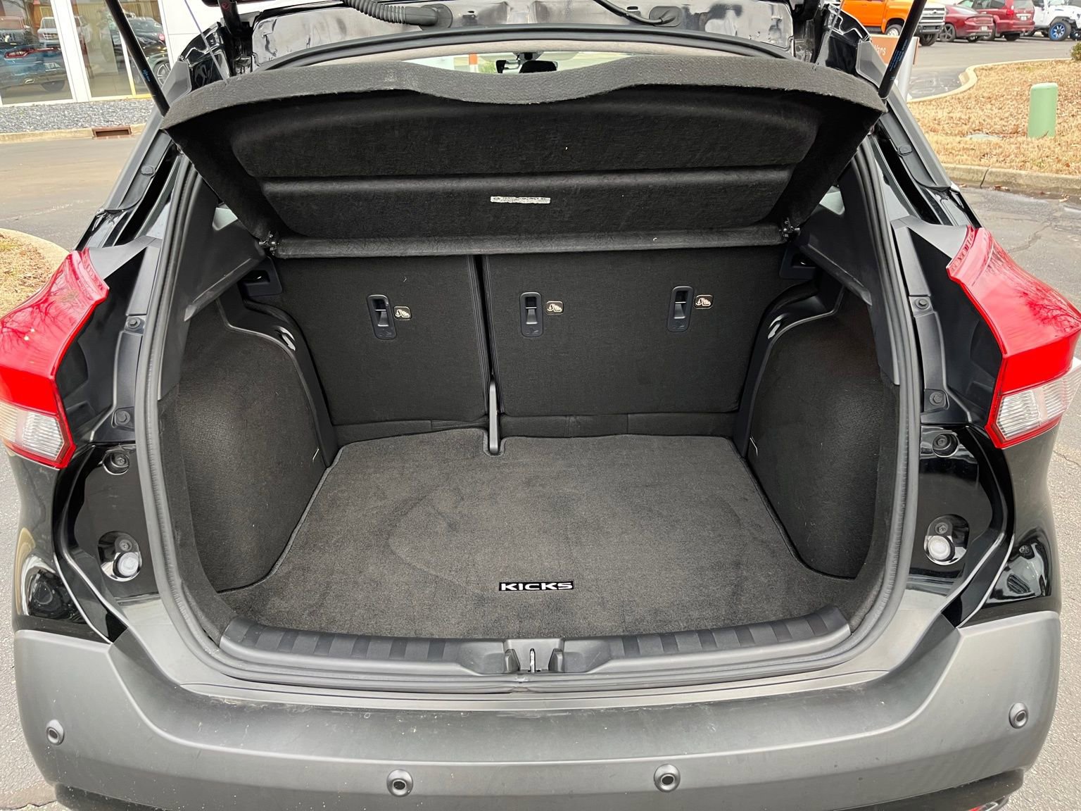 Used 2020 Nissan Kicks SR image 11