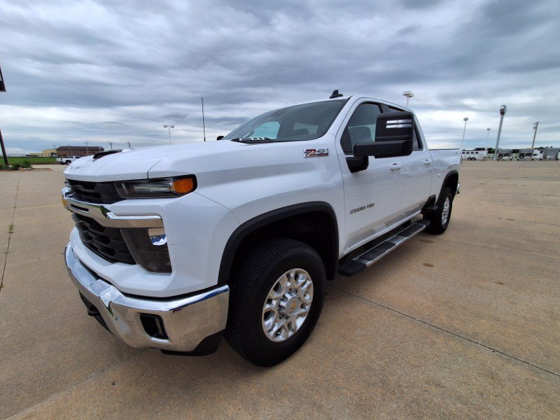 Used 2025 Chevrolet Silverado 2500 LT AWD/4WD image 4