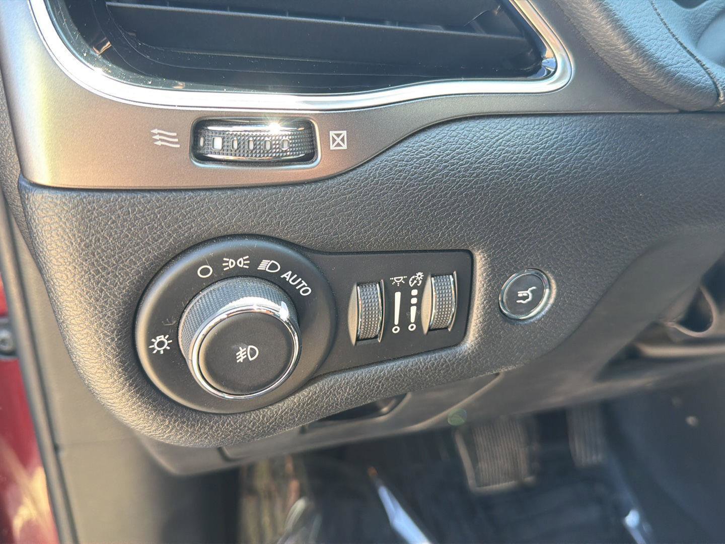 Used 2020 Jeep Cherokee Limited AWD/4WD image 20