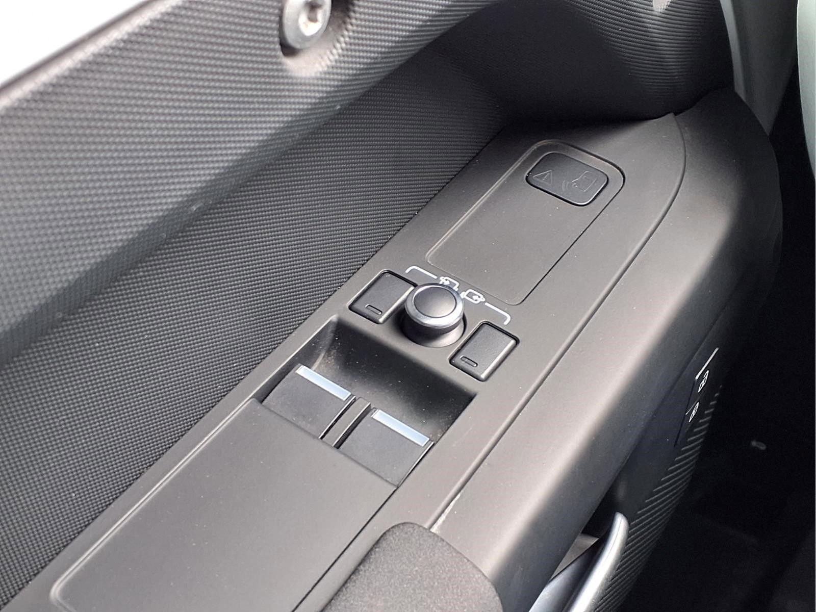 Used 2022 Land Rover Defender 90 image 23