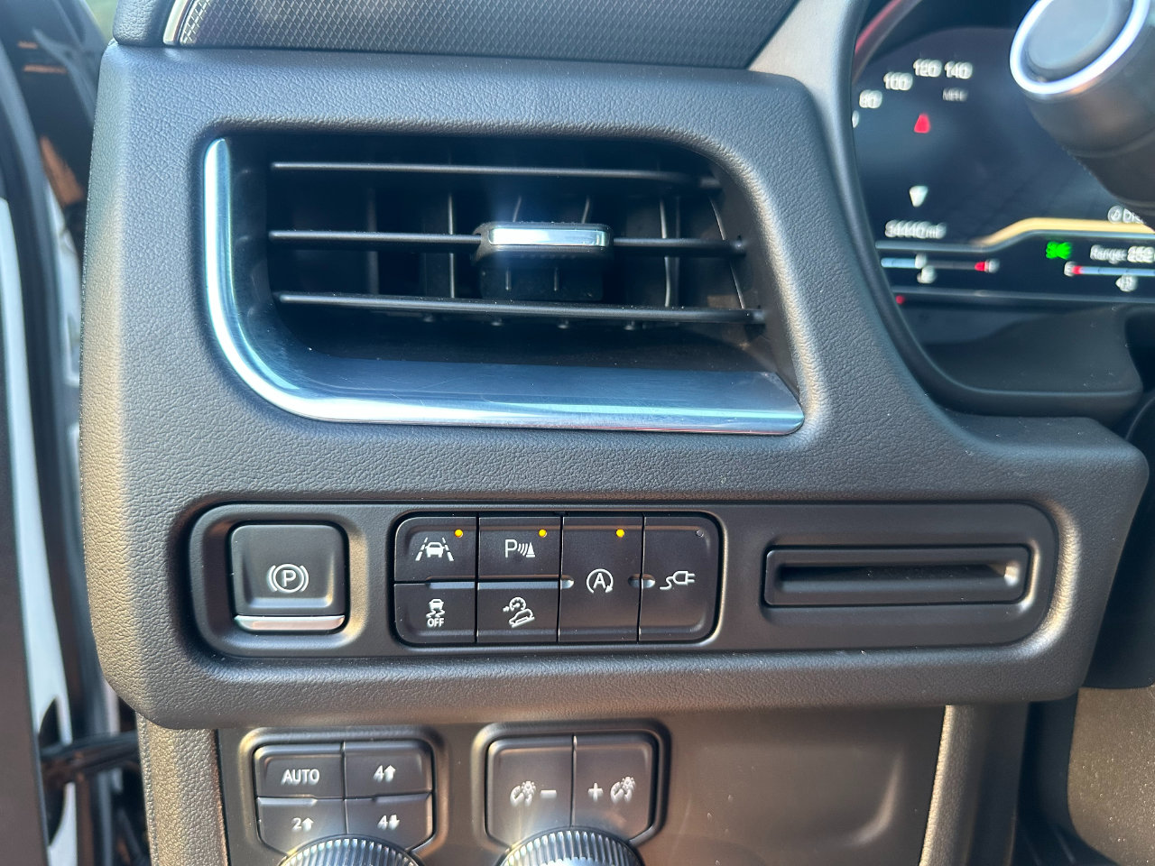 Used 2022 GMC Yukon XL AT4 image 43