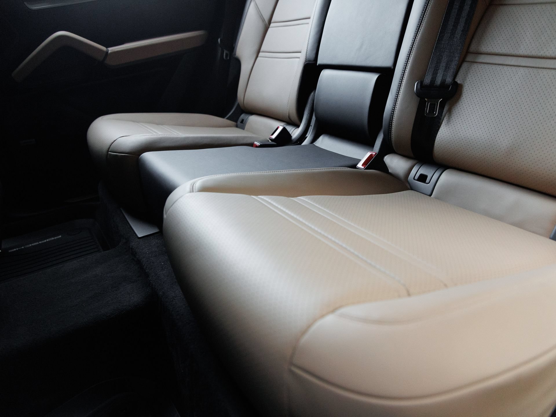 Certified 2025 Porsche Cayenne Coupe AWD/4WD image 26