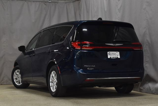 Certified 2025 Chrysler Pacifica Select image 2