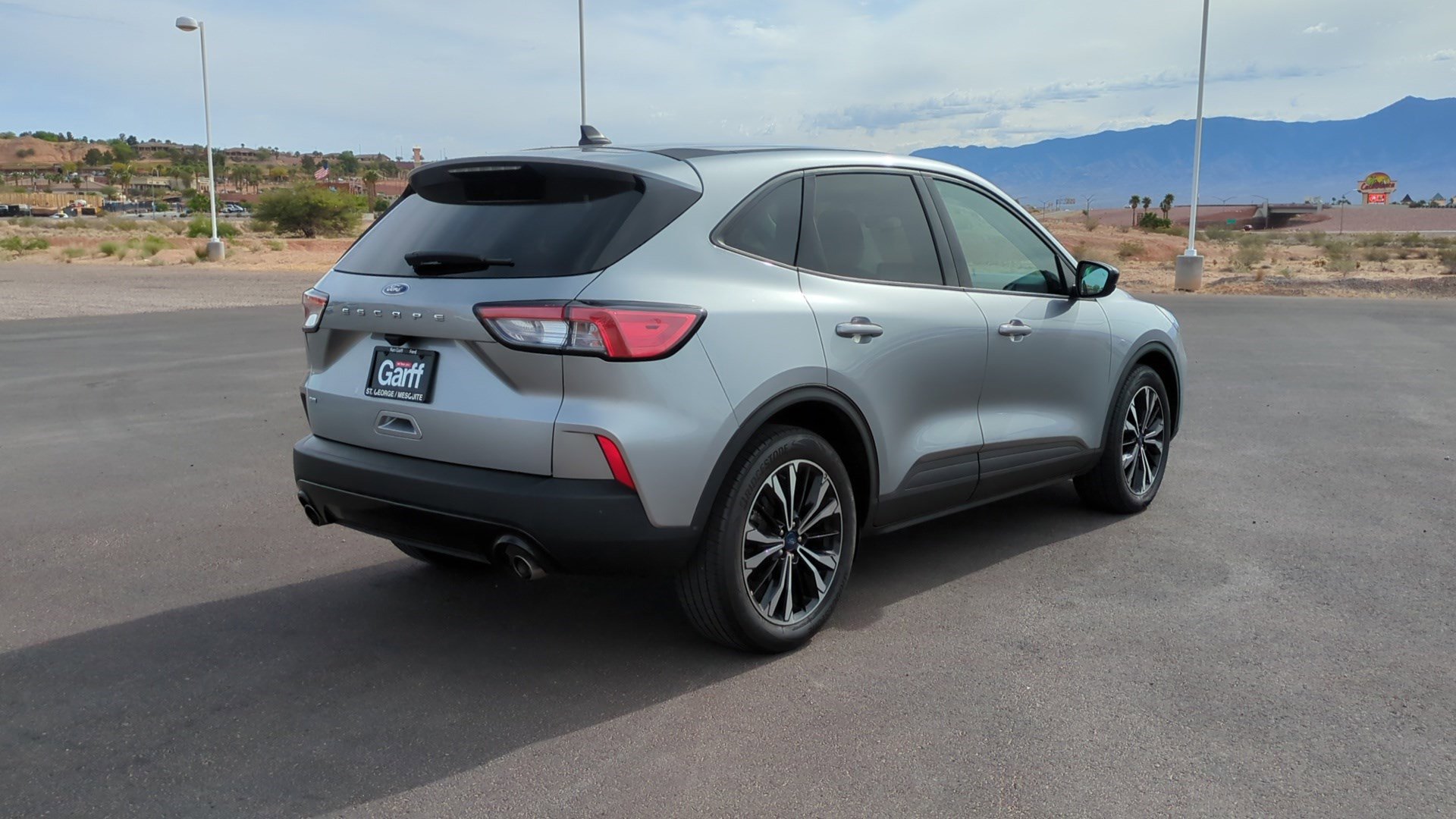 Used 2022 Ford Escape SE w/ SE Sport Appearance Package image 3