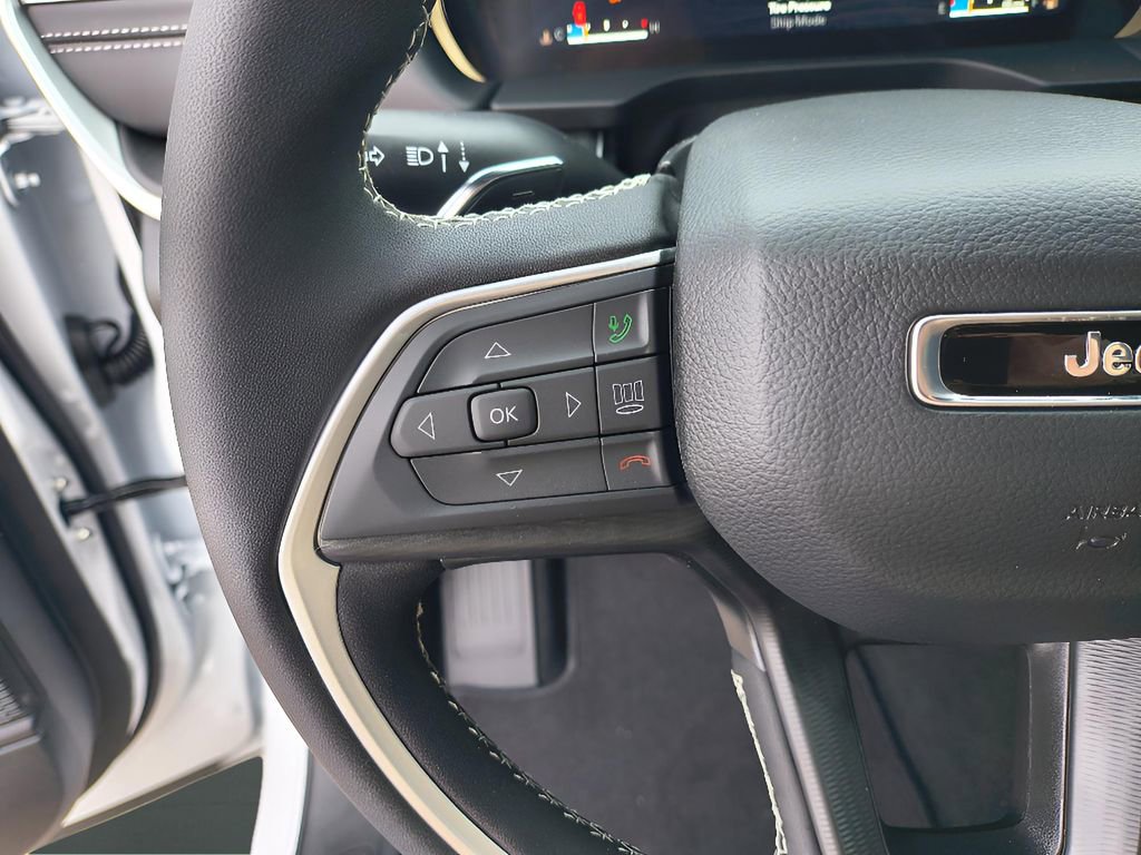 New 2025 Jeep Grand Cherokee Altitude image 18