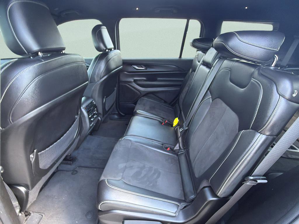 Used 2023 Jeep Grand Cherokee L Laredo image 16