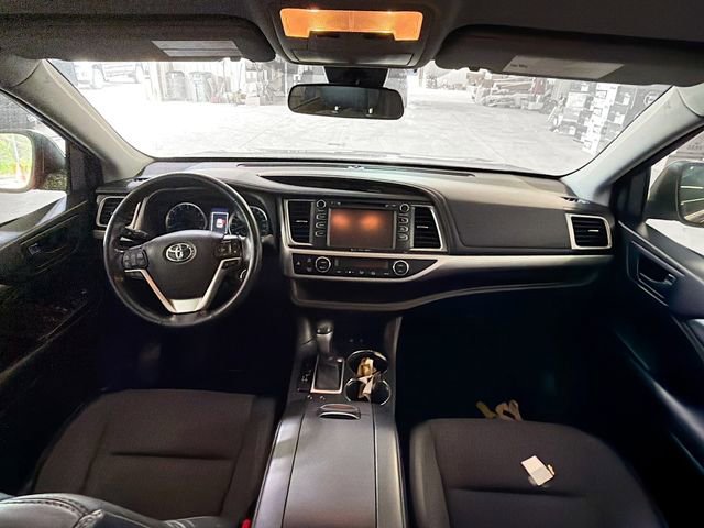 Used 2018 Toyota Highlander LE AWD/4WD image 10