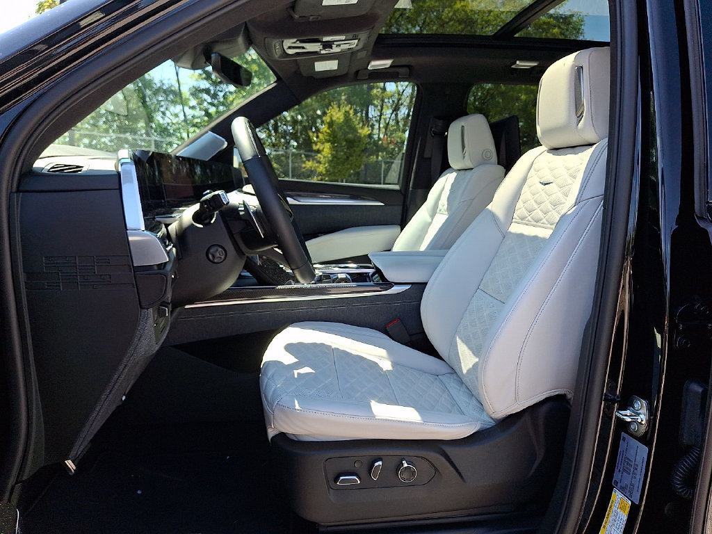 Certified 2026 Cadillac Escalade ESV V AWD/4WD image 16