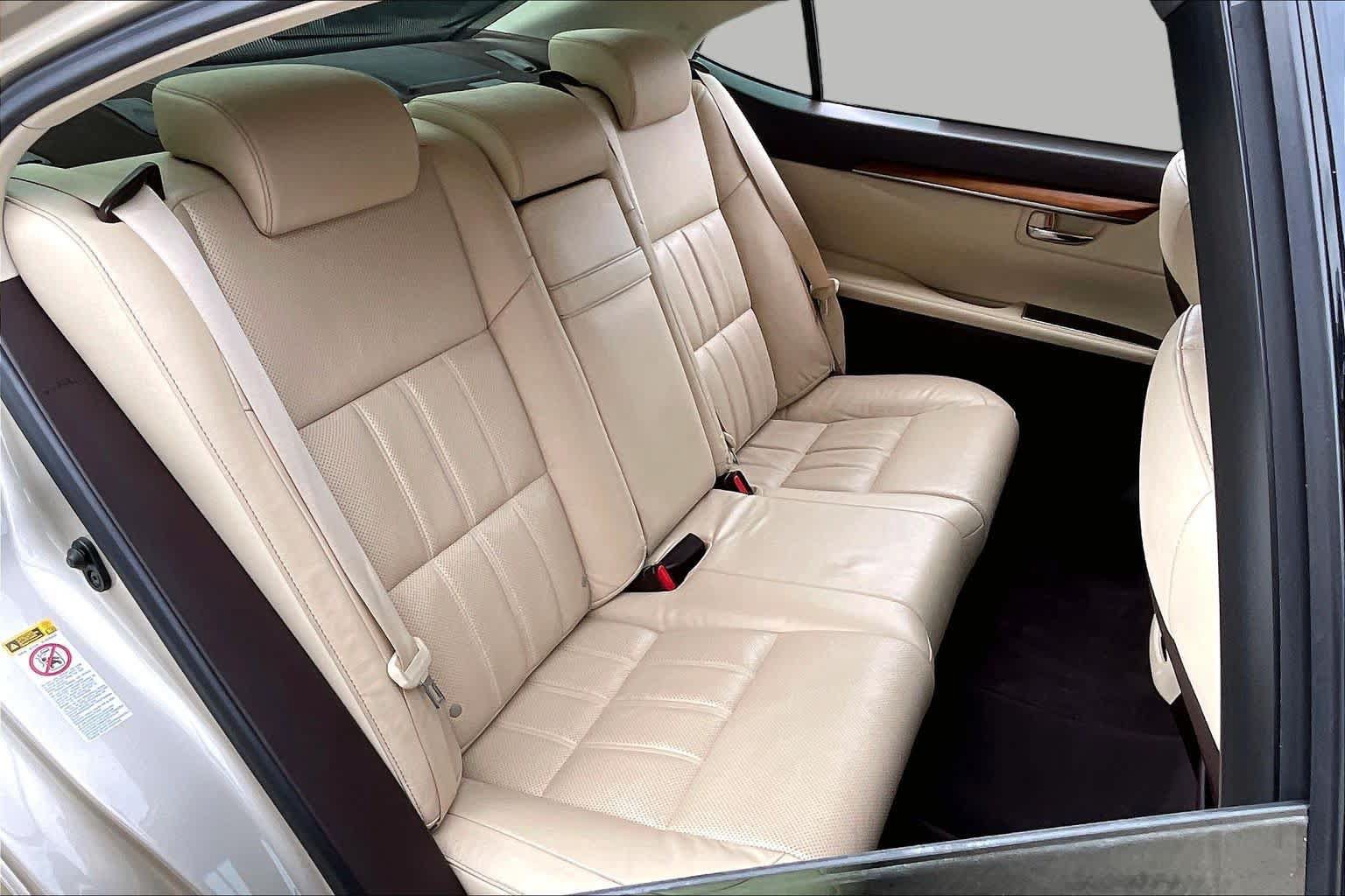 Used 2016 Lexus ES 300h w/ Luxury Package w/Wood Trim FWD image 19
