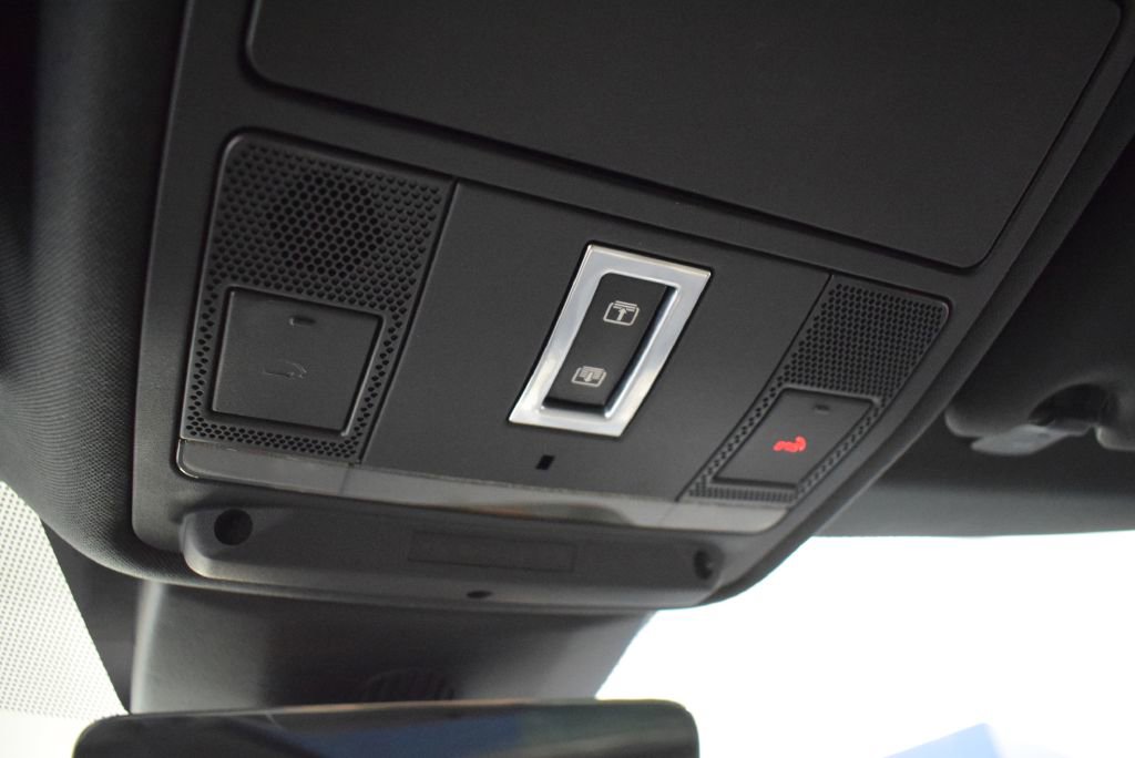 Used 2020 Land Rover Range Rover Evoque SE image 29