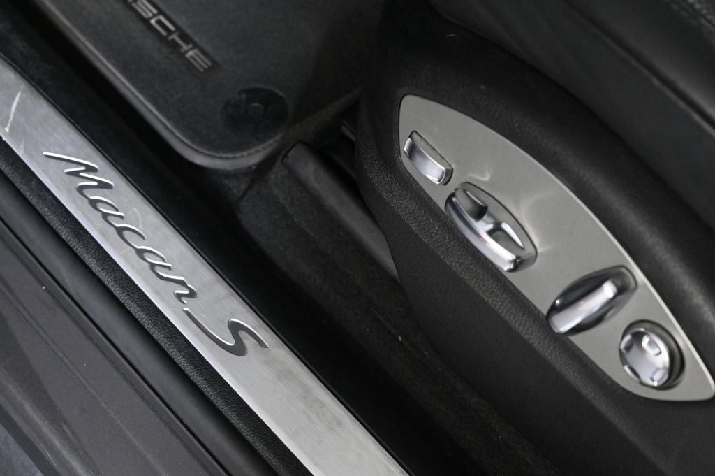 Certified 2018 Porsche Macan S AWD/4WD image 21