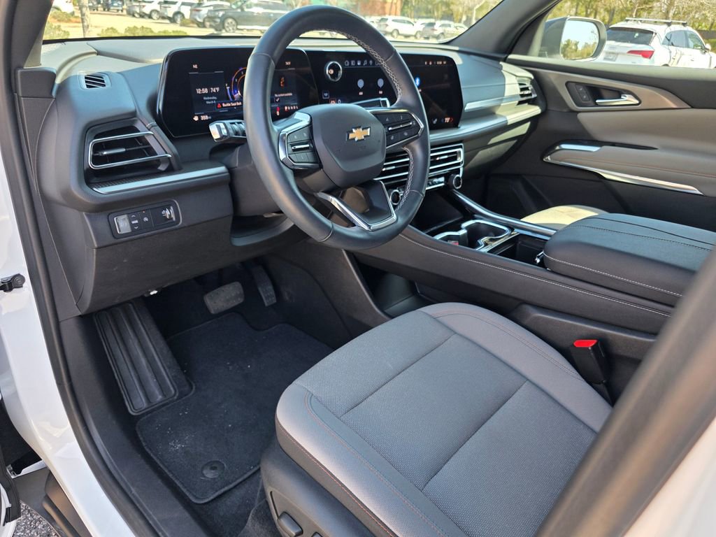 Used 2024 Chevrolet Traverse LT image 11