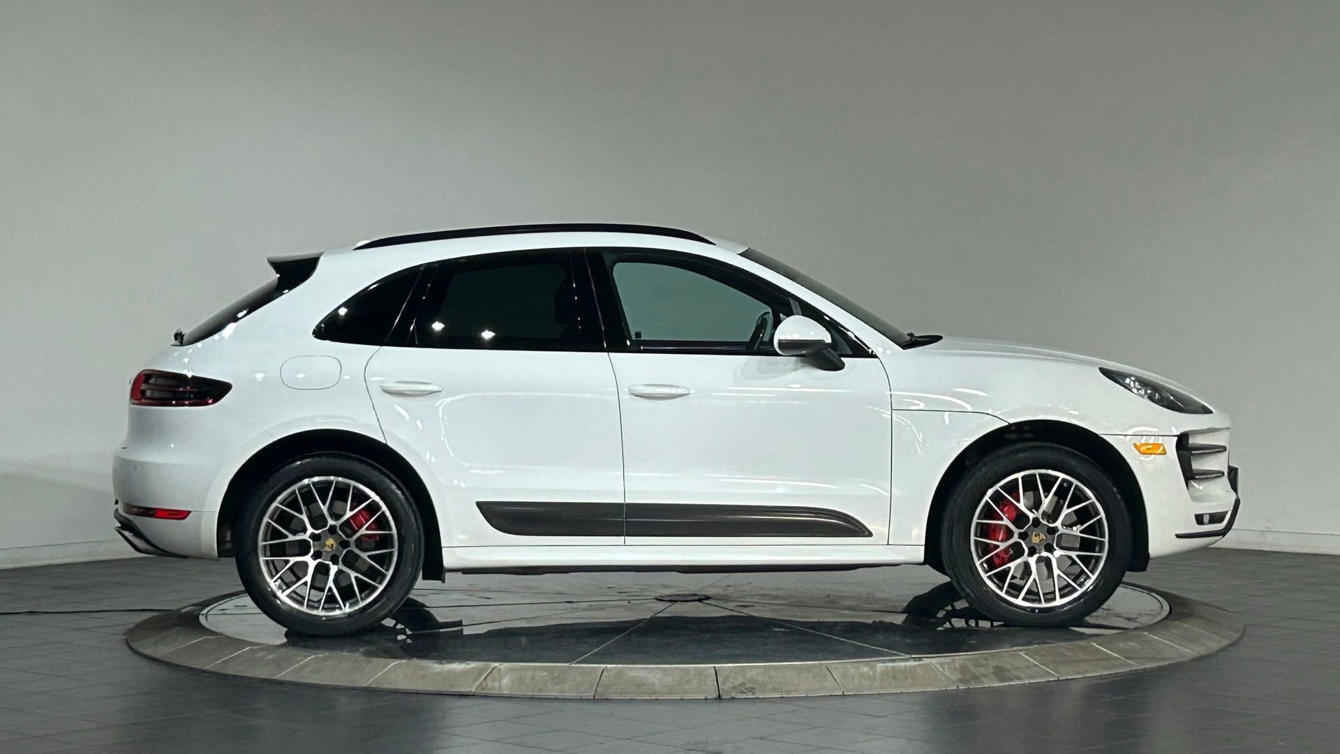 Used 2015 Porsche Macan Turbo AWD/4WD image 11
