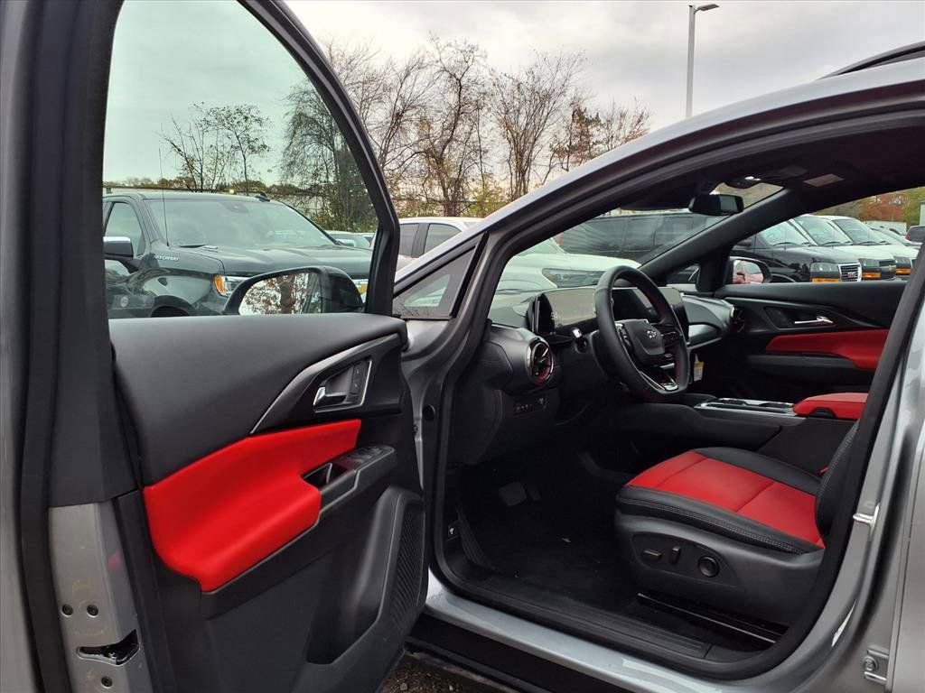 Used 2025 Chevrolet Equinox EV RS image 9