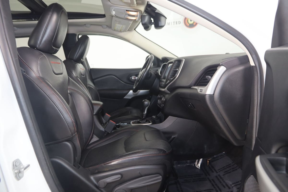 Used 2017 Jeep Cherokee Trailhawk AWD/4WD image 13