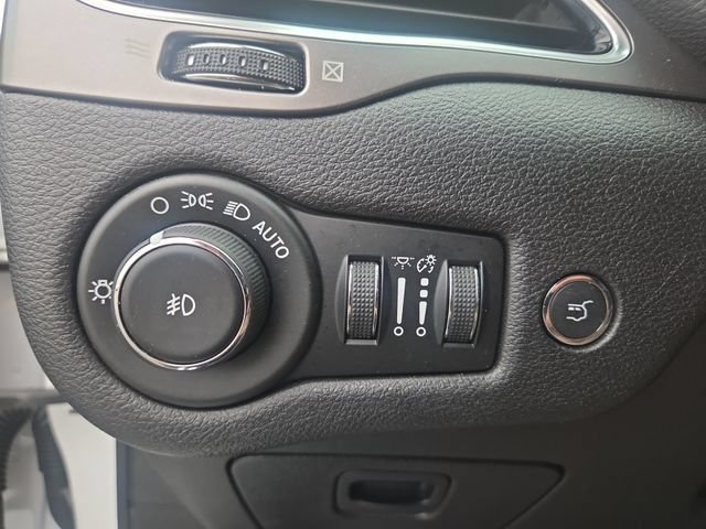Used 2020 Jeep Cherokee Limited AWD/4WD image 18