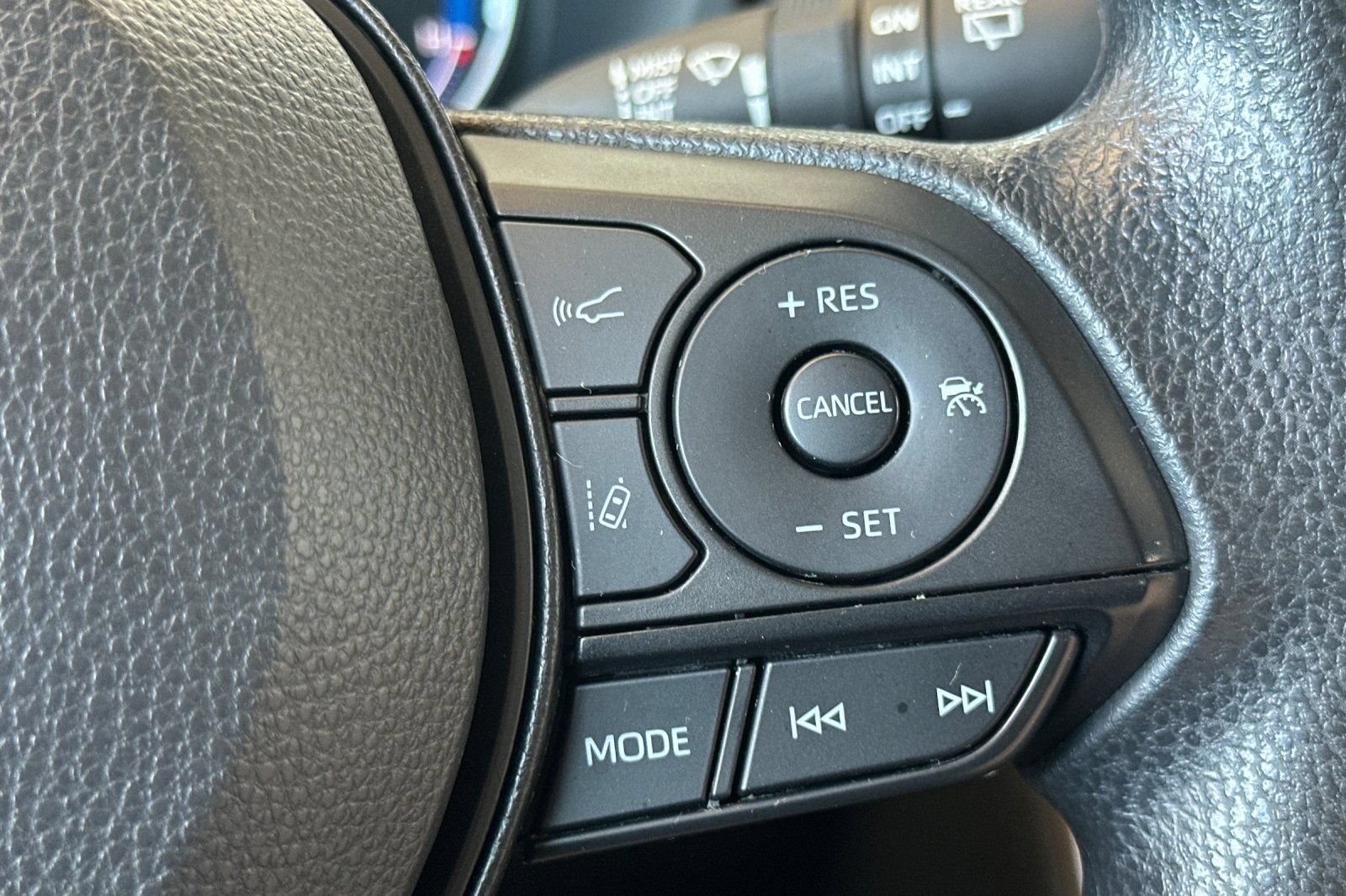 Used 2025 Toyota RAV4 XLE AWD/4WD image 28