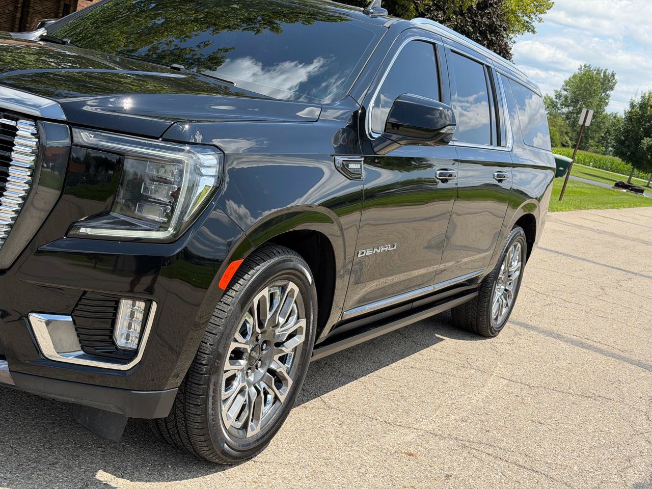 Used 2023 GMC Yukon XL Denali Ultimate AWD/4WD image 11
