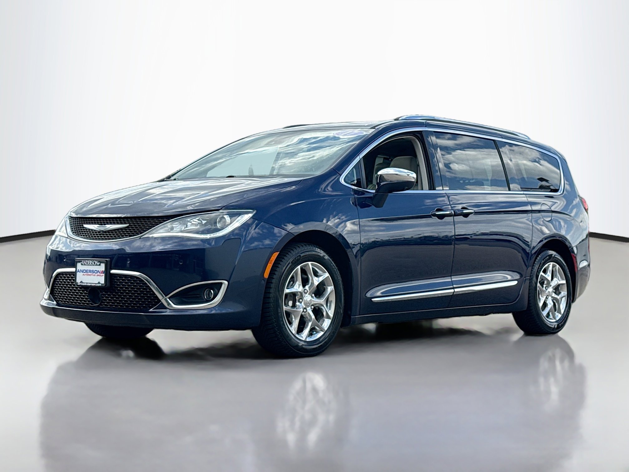 Used 2017 Chrysler Pacifica Limited w/ UConnect Theater Package FWD image 13