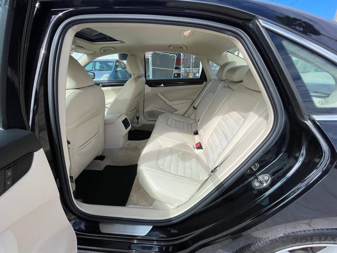 Used 2014 Volkswagen Passat 1.8T SEL Premium FWD image 4