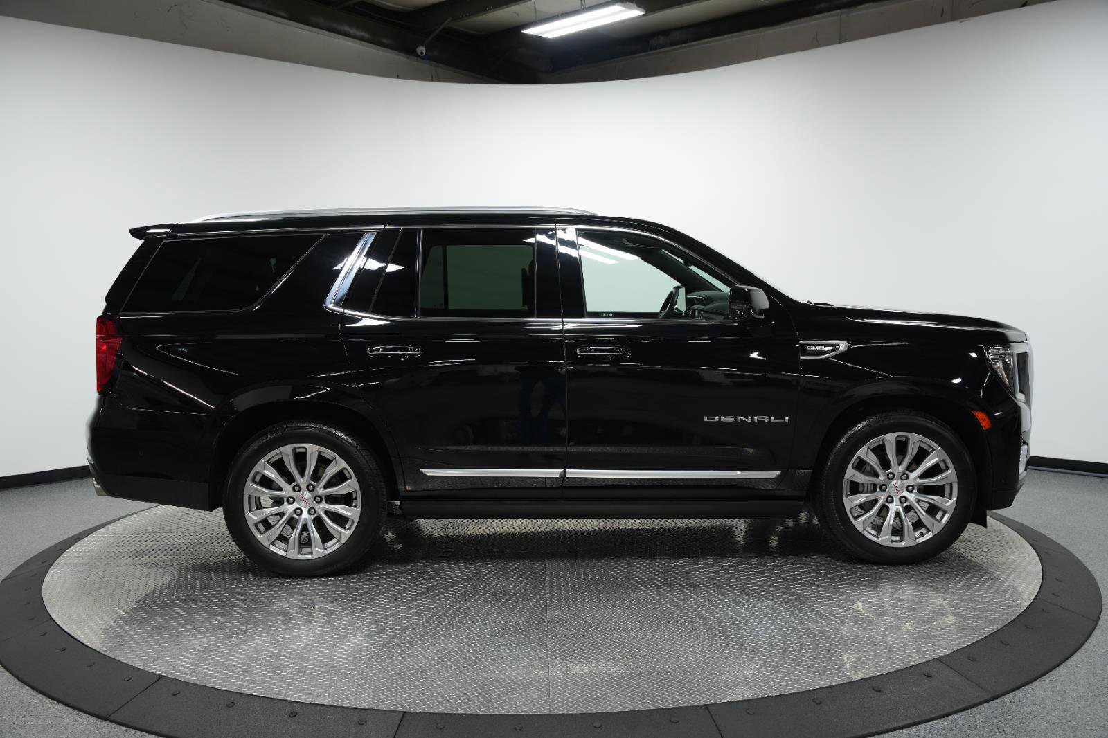 Used 2024 GMC Yukon Denali w/ Advanced Technology Package image 12