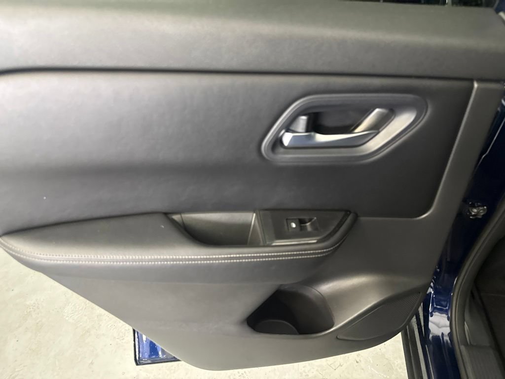 Used 2024 Nissan Rogue SV AWD/4WD image 12
