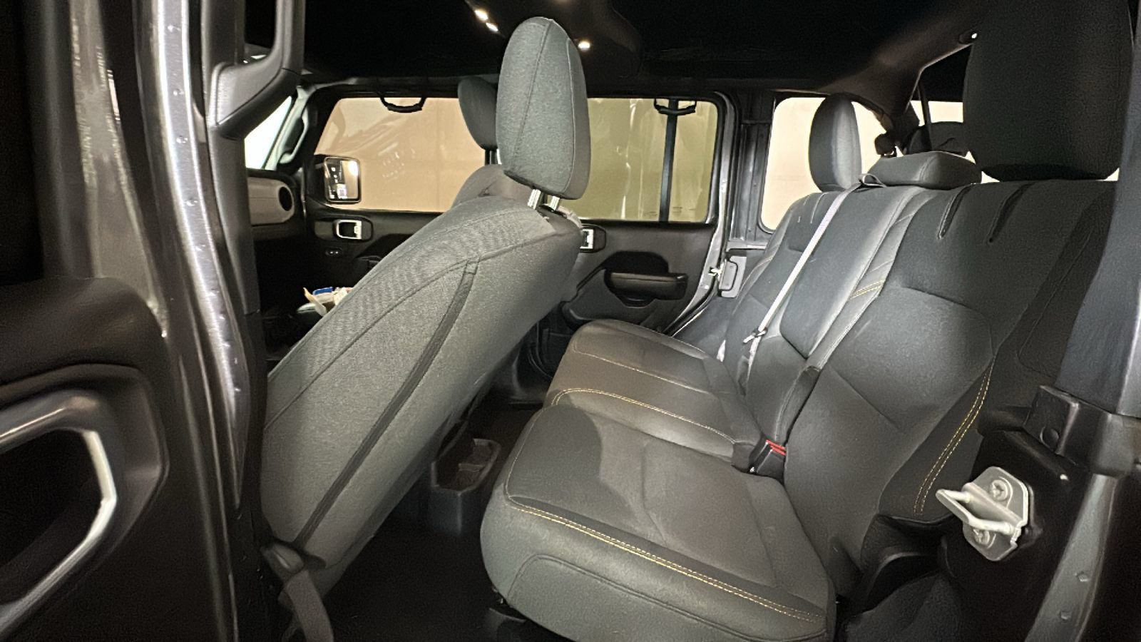 Used 2024 Jeep Wrangler Unlimited w/ Convenience Group AWD/4WD image 31