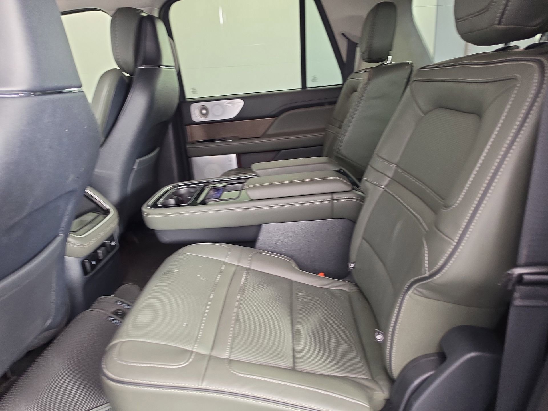 Used 2024 Lincoln Navigator L Black Label AWD/4WD image 10
