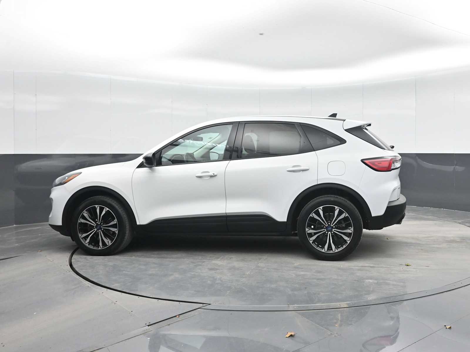 Used 2021 Ford Escape SE w/ SE Sport Appearance Package AWD/4WD image 3
