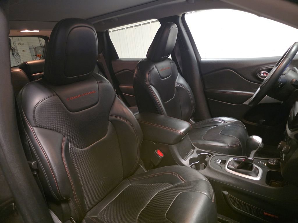 Used 2017 Jeep Cherokee Trailhawk image 32