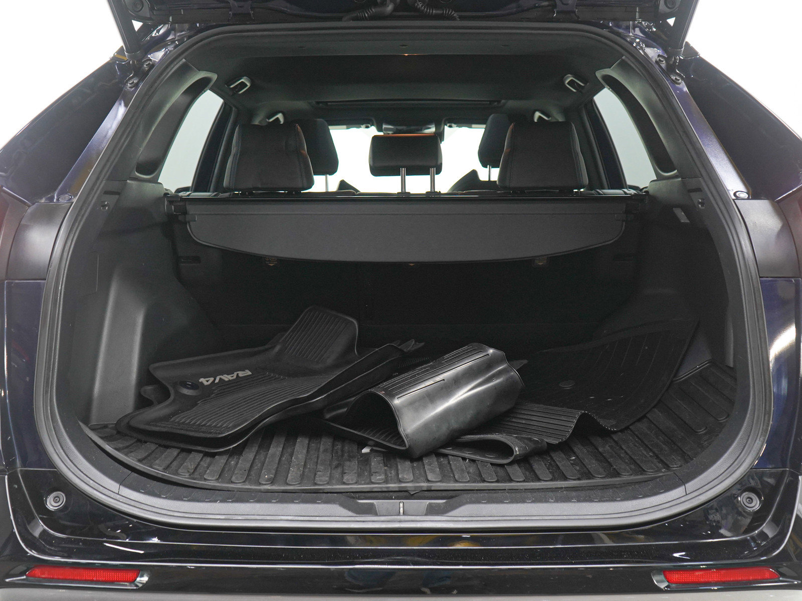 Used 2020 Toyota RAV4 XSE w/ XSE Grade Weather Package image 17