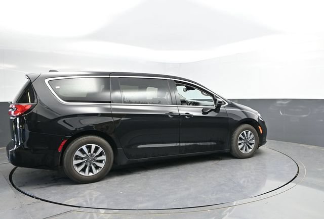 Used 2024 Chrysler Pacifica Limited FWD image 2
