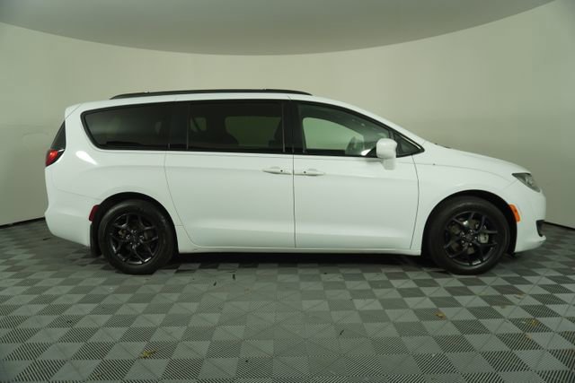 Used 2020 Chrysler Pacifica Touring-L image 8