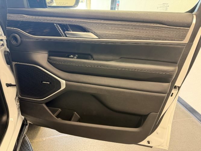 Used 2023 Jeep Wagoneer L Series II w/ Premium Group I AWD/4WD image 34