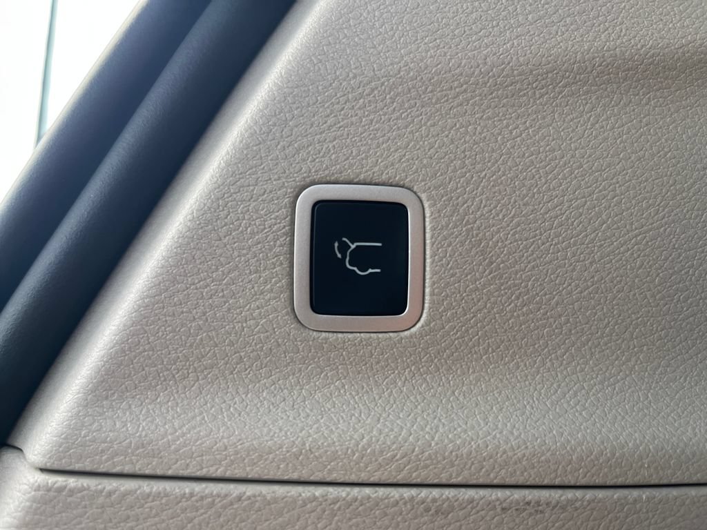 Used 2023 Chrysler Voyager LX FWD image 9