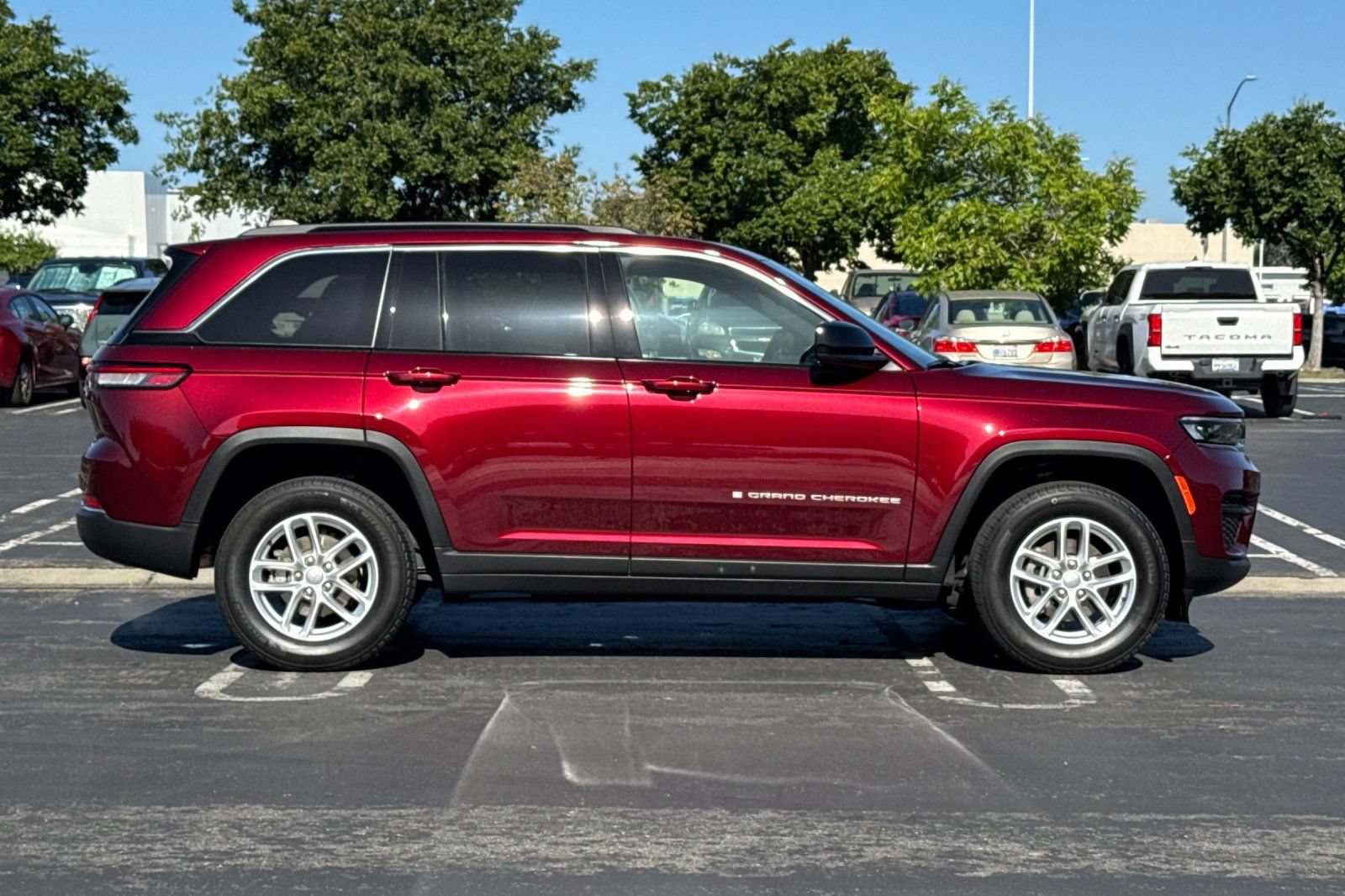 Used 2025 Jeep Grand Cherokee Laredo X w/ Luxury Tech Group I RWD image 3