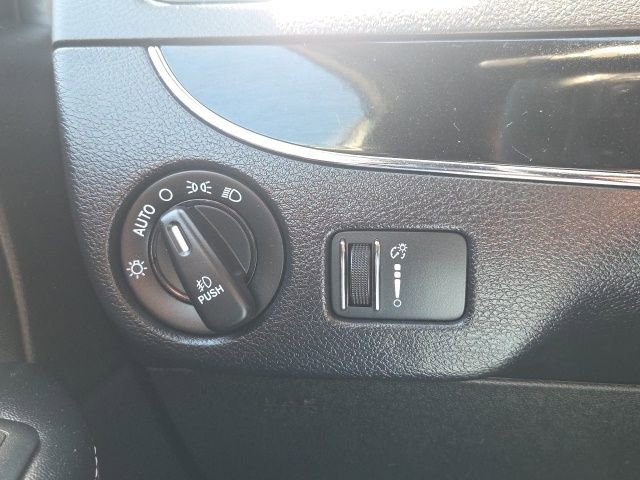 Used 2017 Dodge Grand Caravan SXT w/ Blacktop Package FWD image 28
