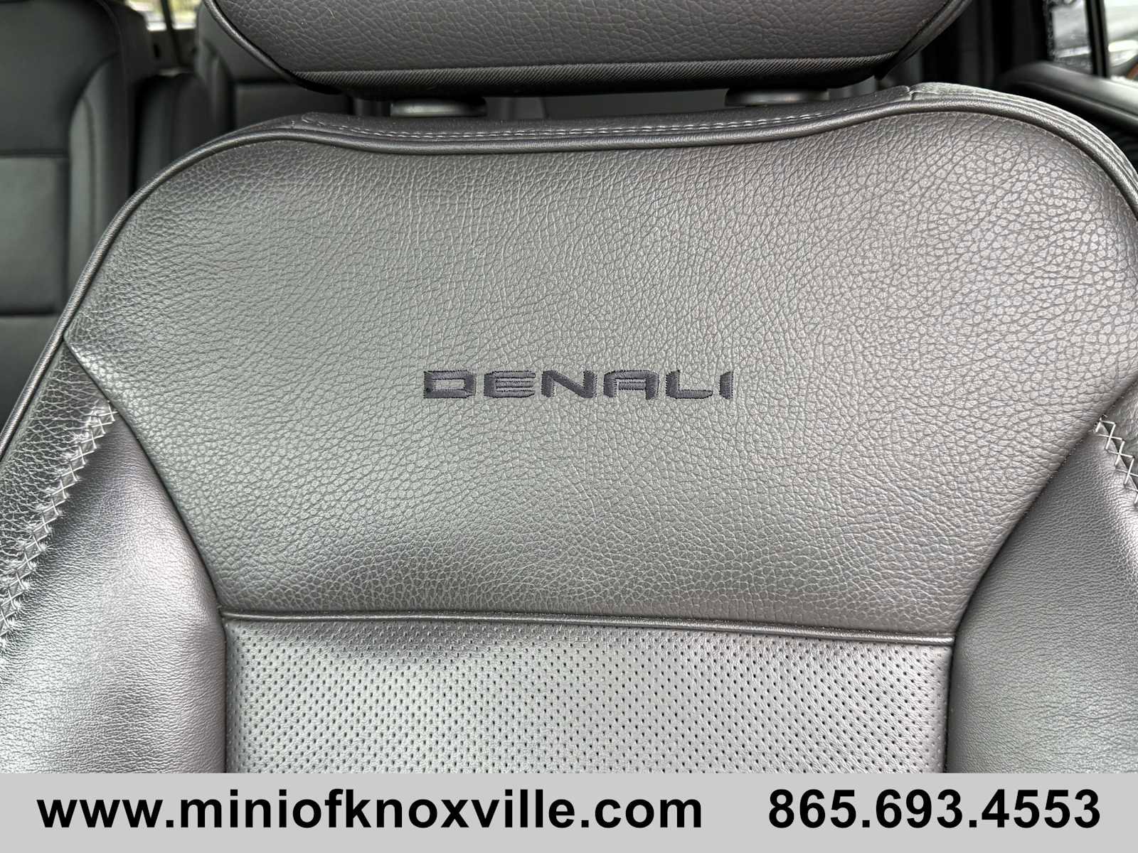 Used 2021 GMC Yukon XL Denali w/ Denali Premium Package image 11