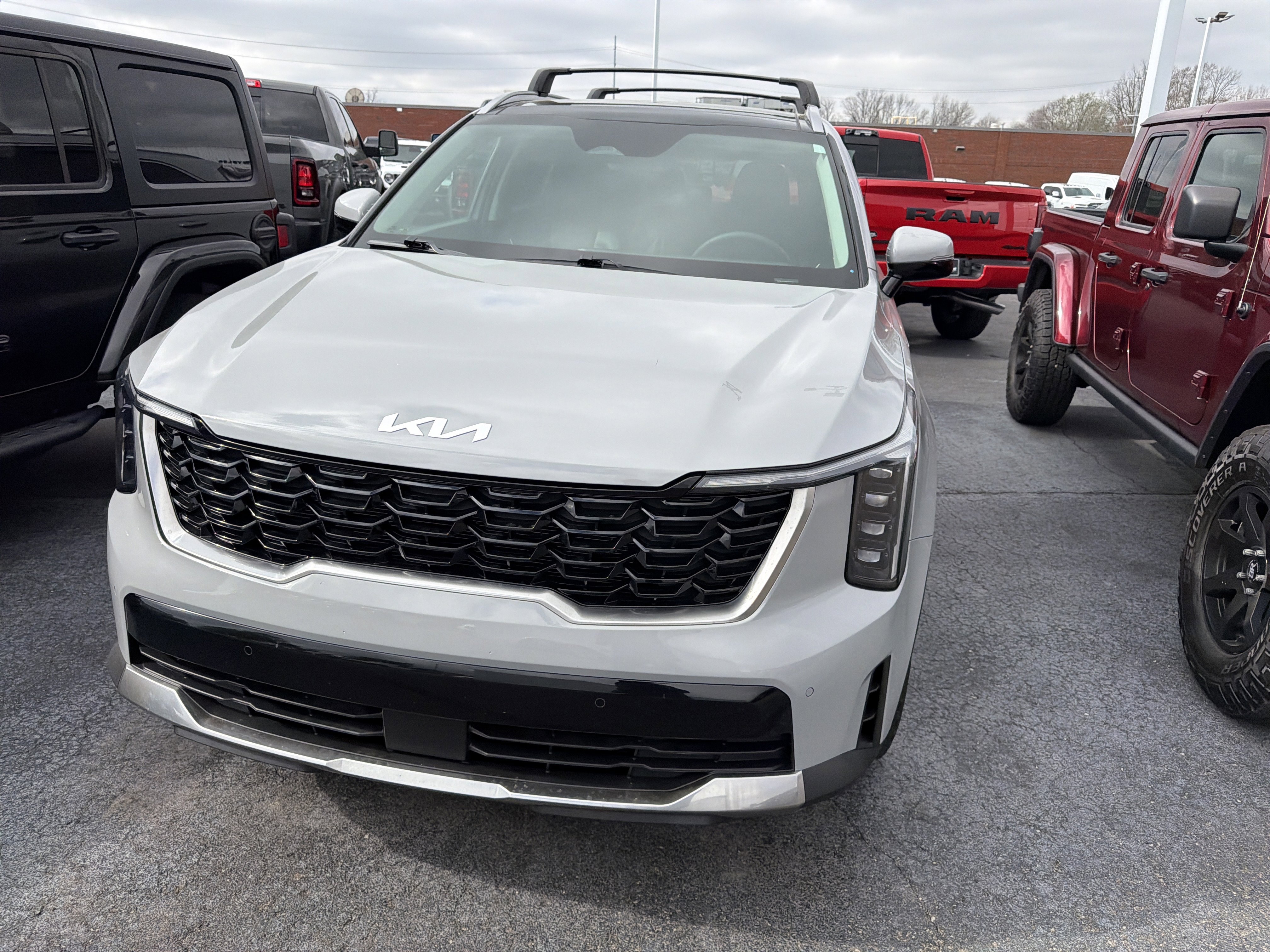 Used 2024 Kia Sorento S w/ Panoramic Sunroof Package image 2