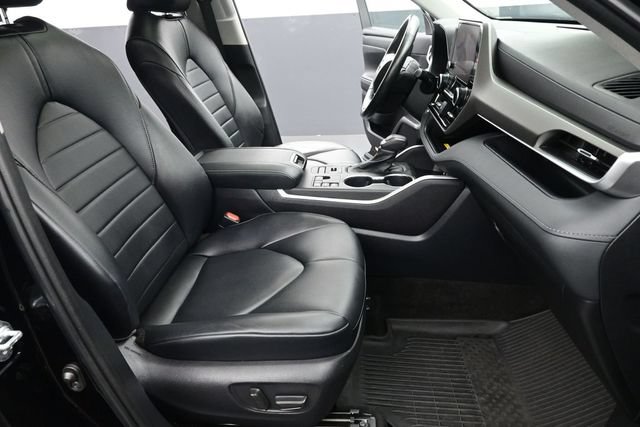 Used 2023 Toyota Highlander XLE AWD/4WD image 24