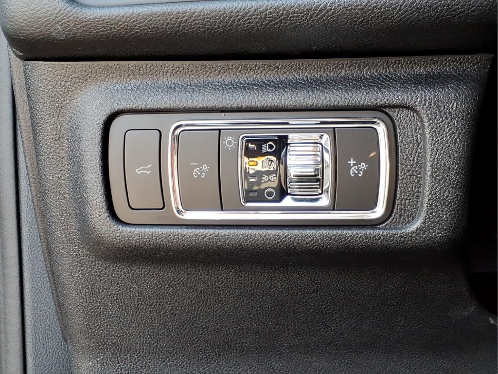 Used 2023 Lincoln Corsair AWD image 4