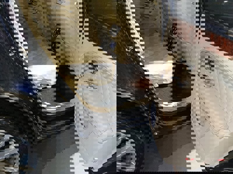 Used 2017 Bentley Bentayga image 30