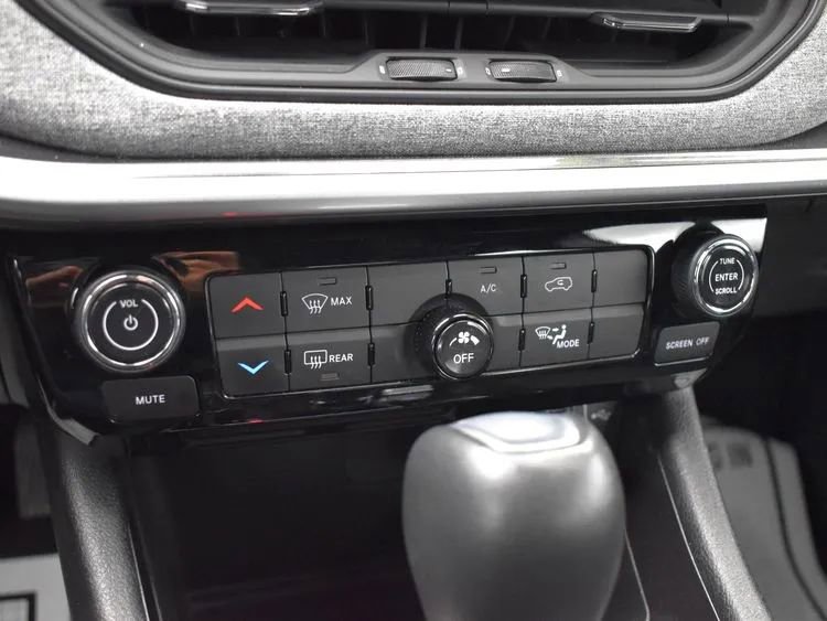 Used 2024 Jeep Compass Latitude image 33